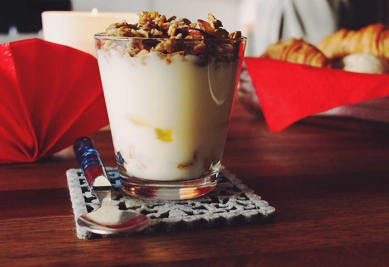 Greek Yogurt Parfait with Strategic Layering (image credits: pixabay)