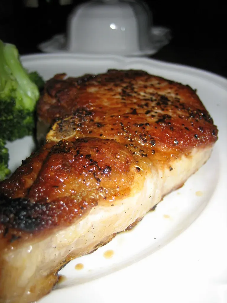 Cutting Into Meat Immediately After Cooking (Image Credits: Flickr)