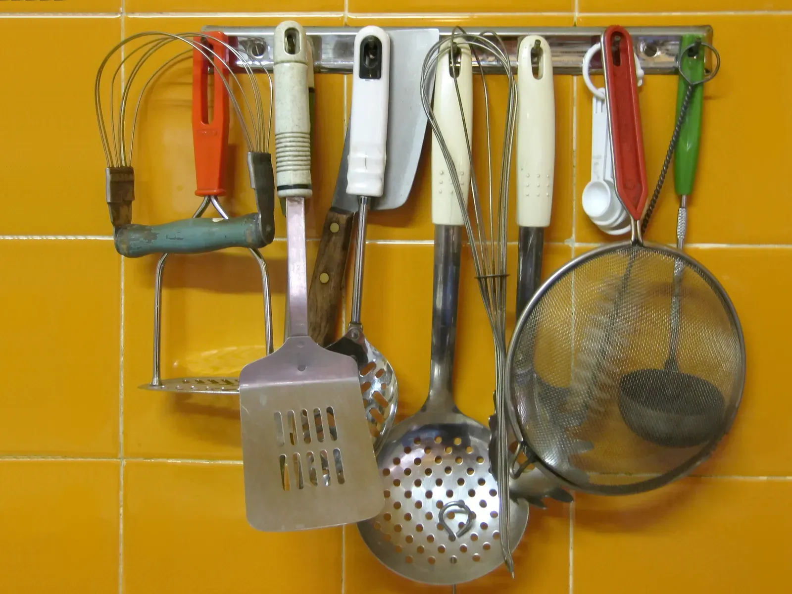 Home Cooking, Health, and the Tools That Support Both (Image Credits: Wikimedia)