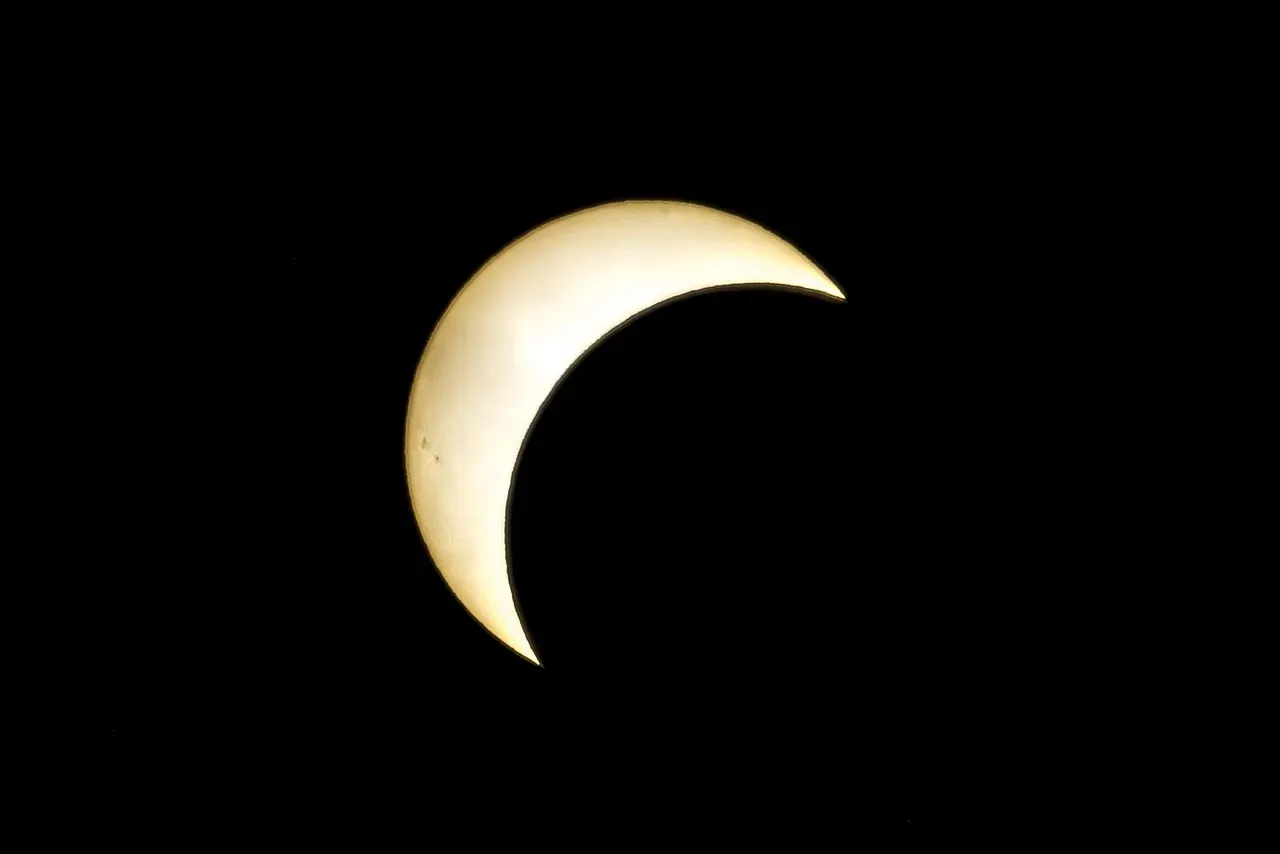 Attention Shifts During Totality (Image Credits: Pixabay)