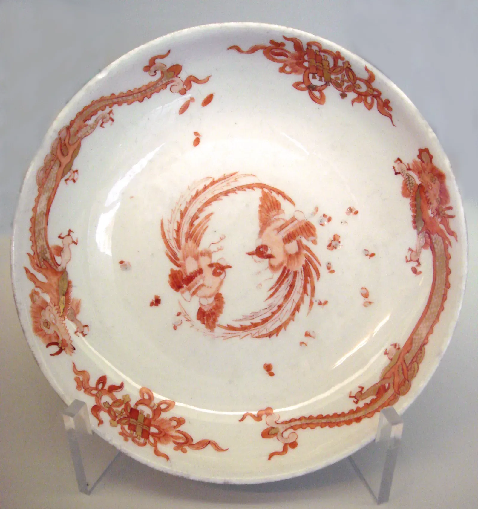 Meissen Ming Dragon: Centuries of Prestige in Red and Gold (Image Credits: Wikimedia)