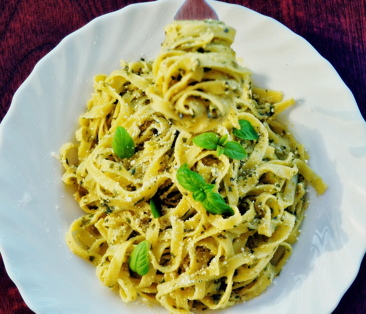 Pesto Fusilli with Roasted Cherry Tomatoes (image credits: pixabay)