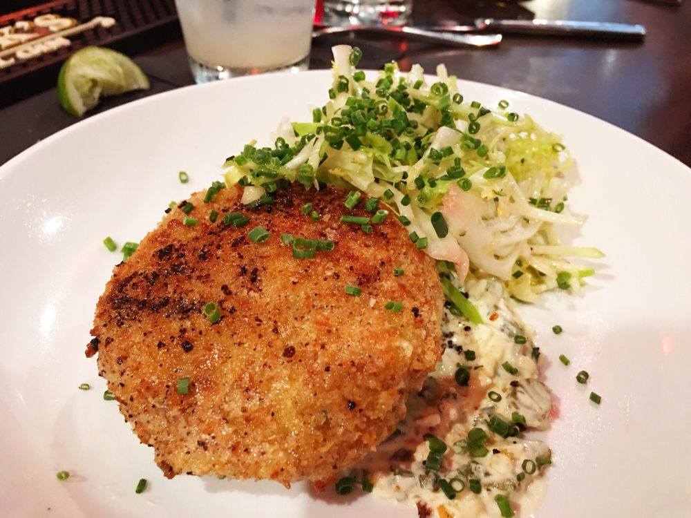 Crab Cakes – Surf Meets Turf Excellence (image credits: By Missvain, CC BY 4.0, https://commons.wikimedia.org/w/index.php?curid=67960929)