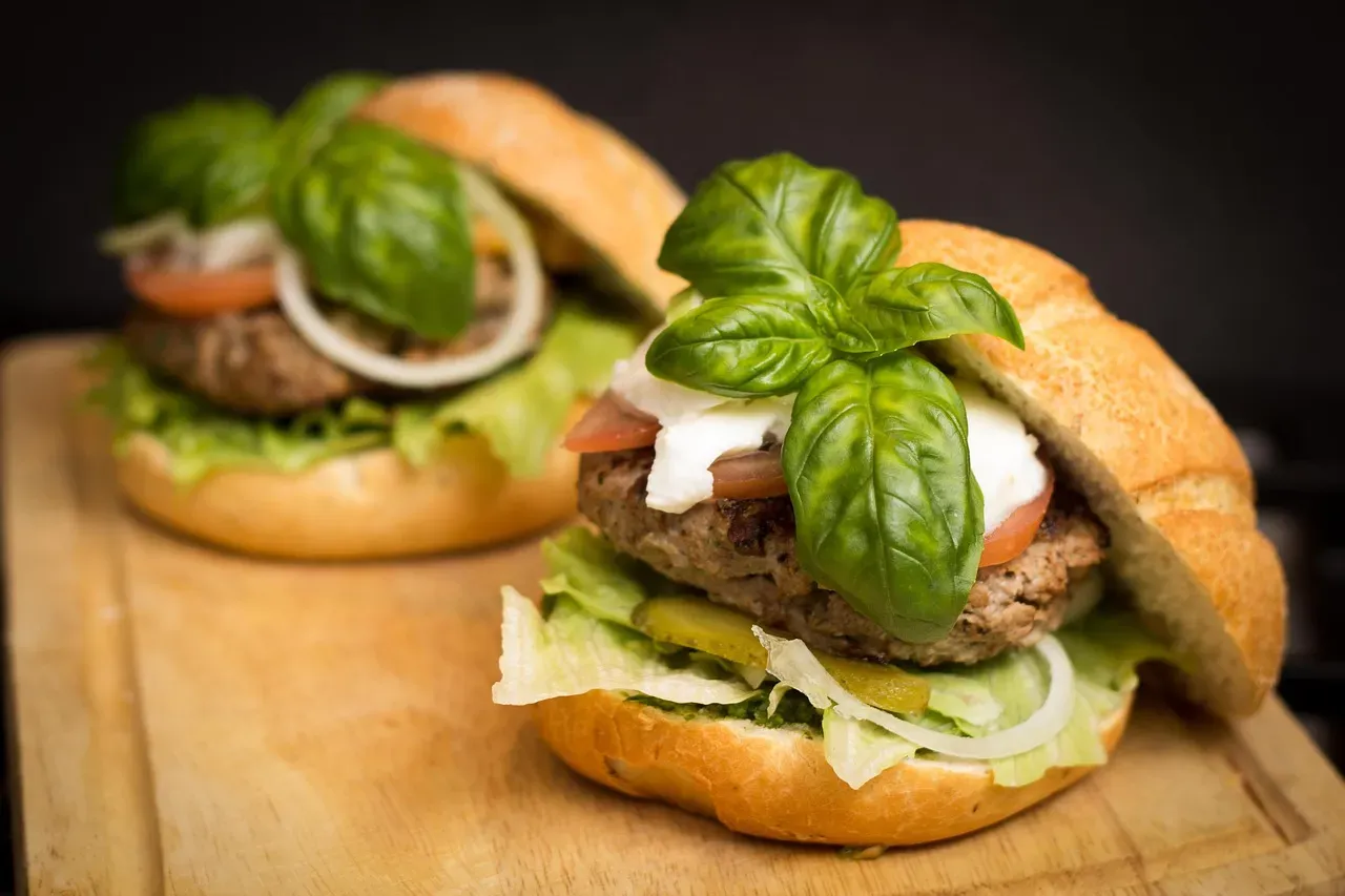 1. In-N-Out's Protein Style Burger (Image Credits: Pixabay)