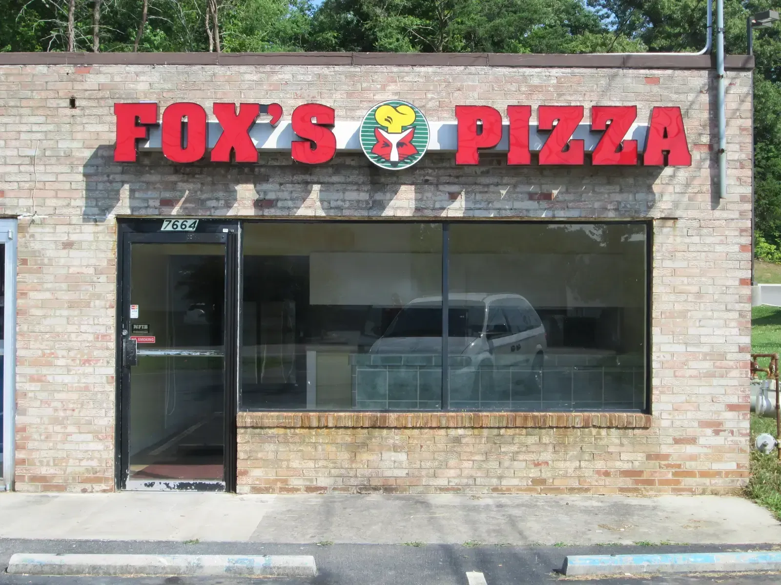 Fox's Pizza Den Became the Secret King of Rural America's Pizza Scene (Image Credits: By Doug McCaughan, CC BY-SA 2.0, https://commons.wikimedia.org/w/index.php?curid=93113037)