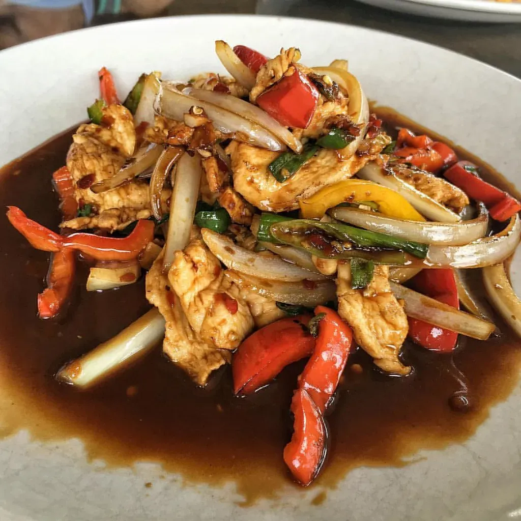 Thai Street Food Favorites: Chaos in a Wok (Image Credits: Flickr)