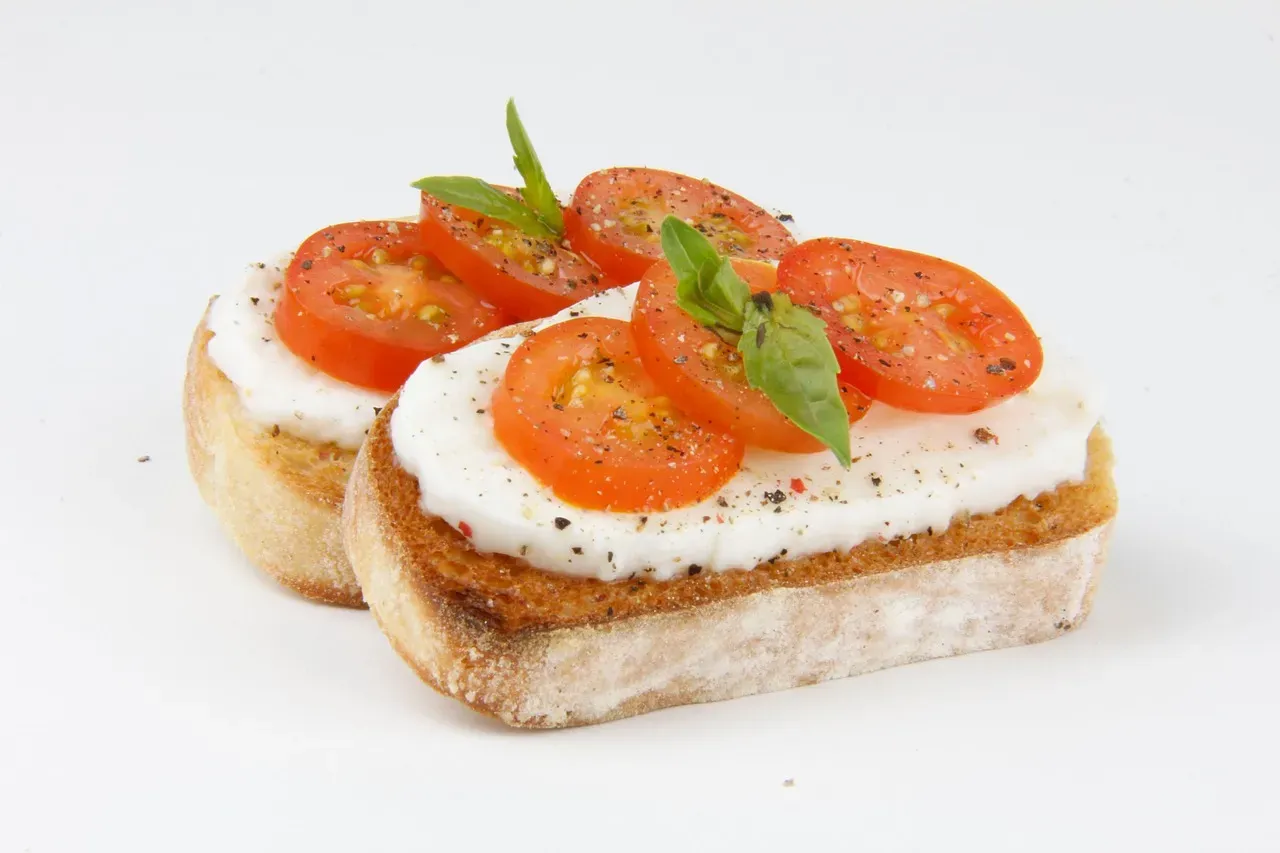Bruschetta Base: Rustic Italian Appetizer (Image Credits: Pixabay)