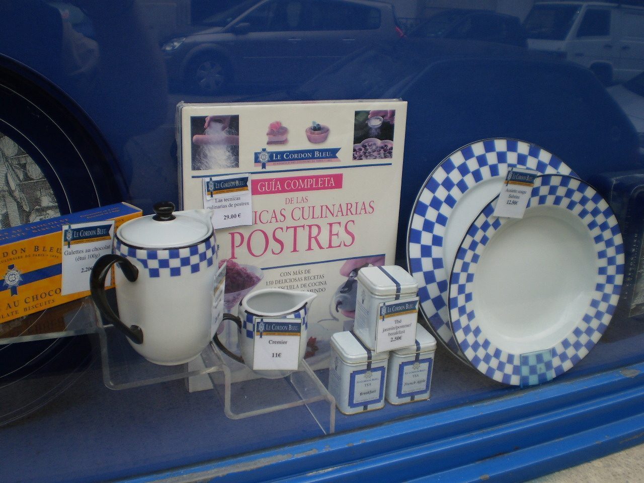 The Celebrity Chef Who's Reverse-Engineering Lost Candy Recipes (Image Credits: P5030035, CC BY 2.0, https://commons.wikimedia.org/w/index.php?curid=122176256)