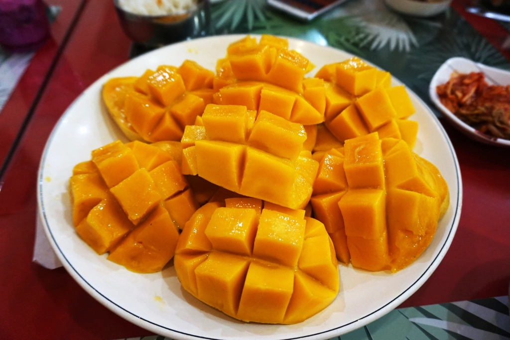 Mangoes: Tropical Temptation with Hidden Consequences (image credits: rawpixel)