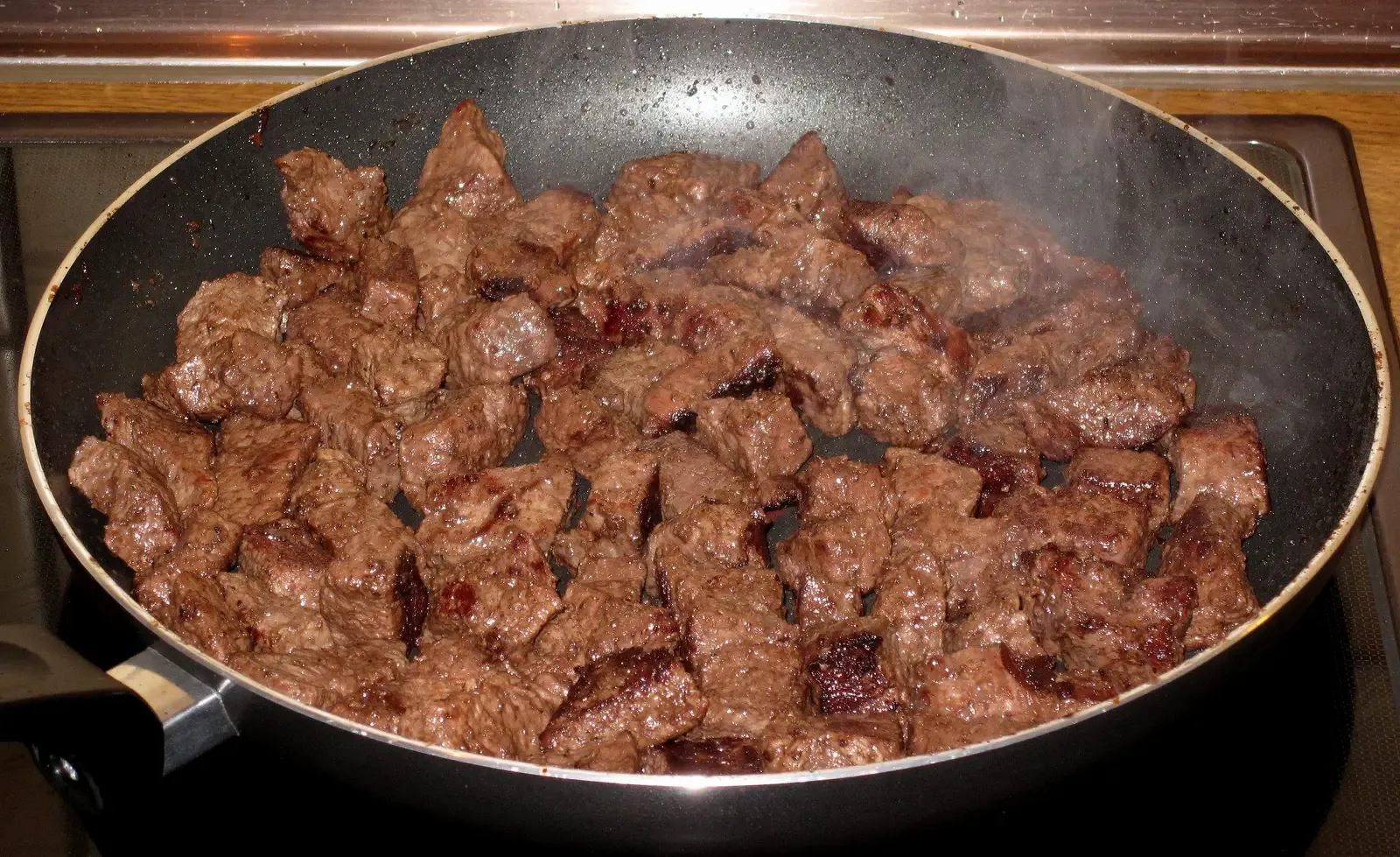 Never Overcrowd the Pan: Give Your Food Room to Breathe (Image Credits: Wikimedia)