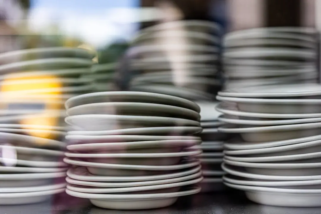 3. Stacking Plates in a Way That Actually Creates More Work (Image Credits: Unsplash)