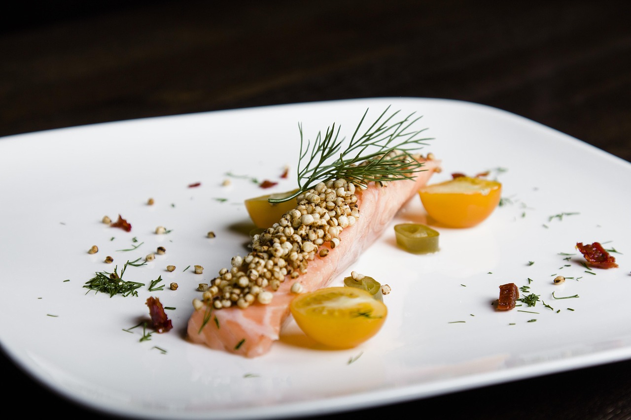 Oven-Baked Salmon with Quinoa and Zucchini (image credits: pixabay)