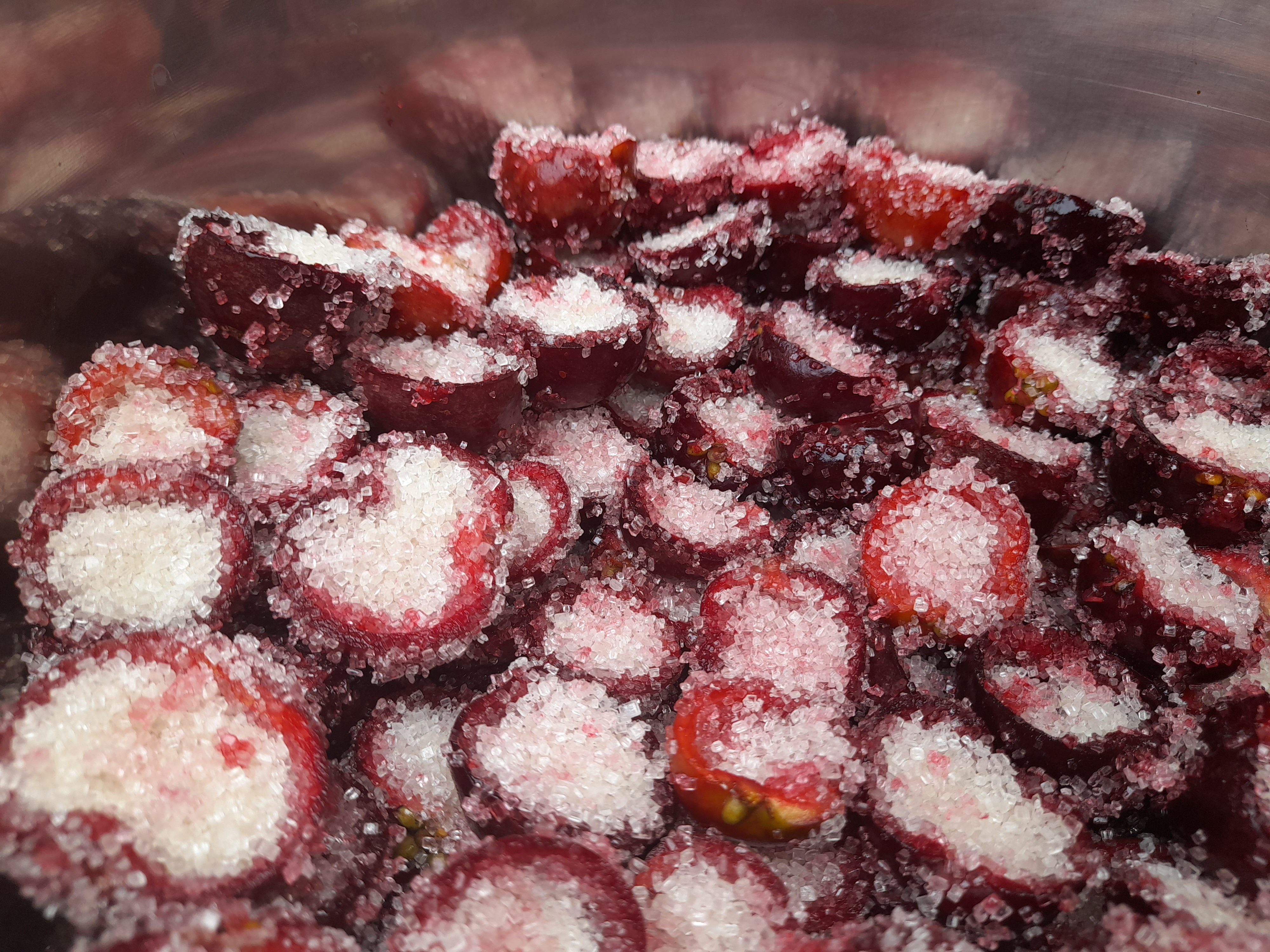 Fruit Juices: Sugary and Calorie-Heavy (image credits: wikimedia)