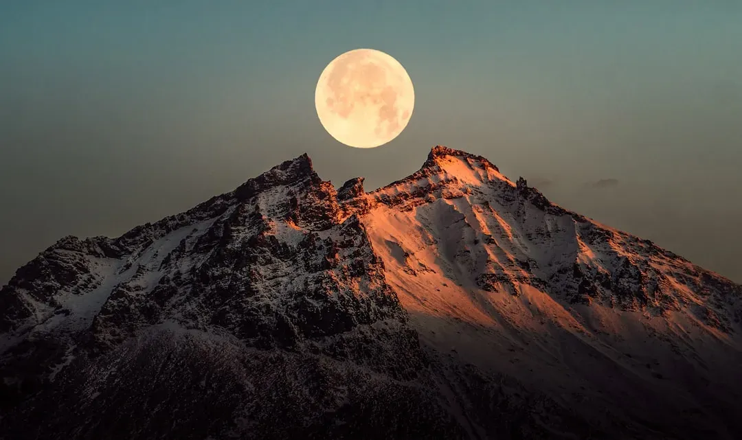 Ayurveda's View on the Full Moon and Digestion (Image Credits: Unsplash)