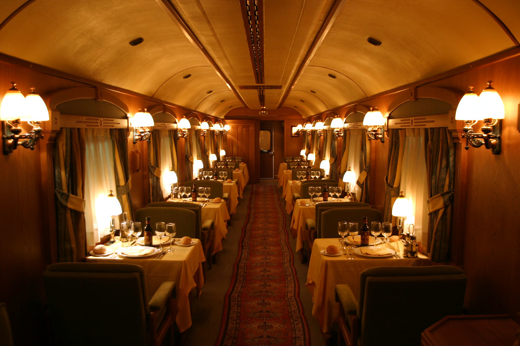 Onboard Piano Lounges and Cocktail Bars (image credits: flickr)