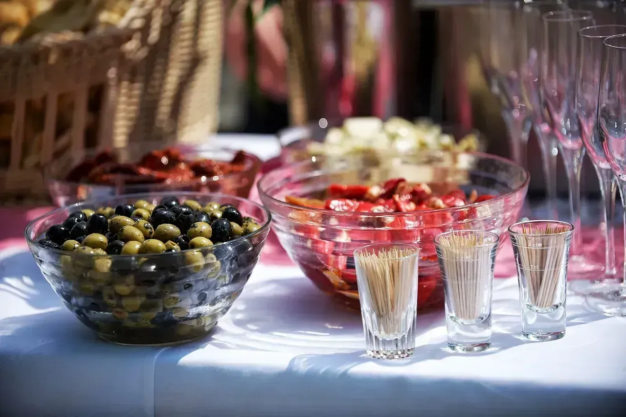 10. The All-You-Can-Eat Model Encourages Massive Food Waste (Image Credits: Pixabay)