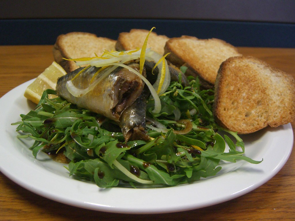 Sardine And Arugula Bowl With Pine Nuts (image credits: flickr)