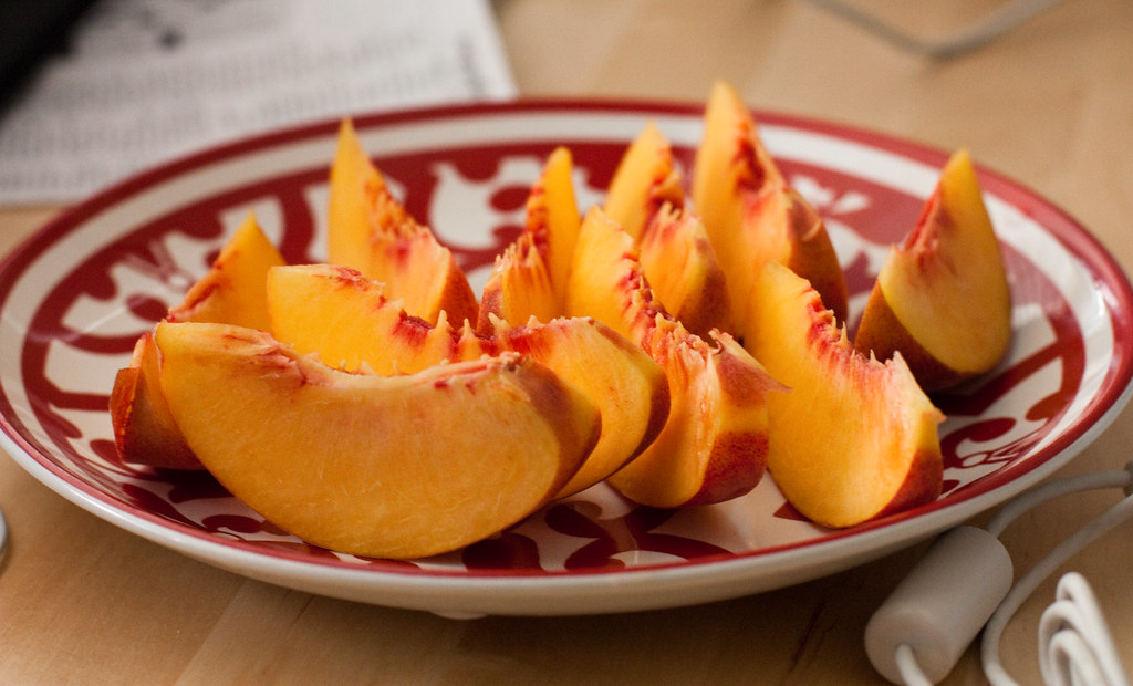 Freeze Peach Slices in Honey for Natural Desserts (image credits: flickr)