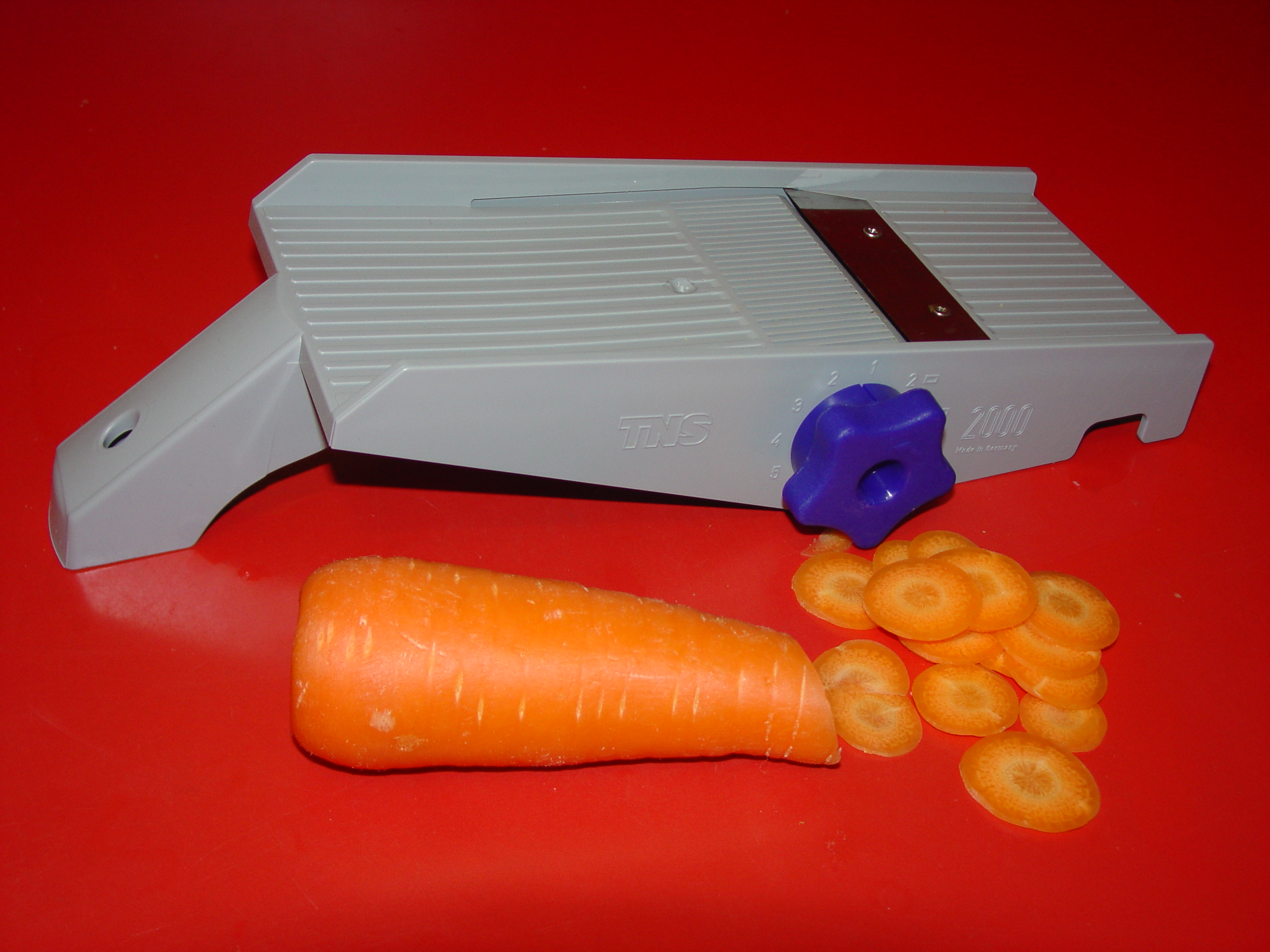 Professional-Grade Mandoline Slicers Speed Precision Cuts (image credits: wikimedia)