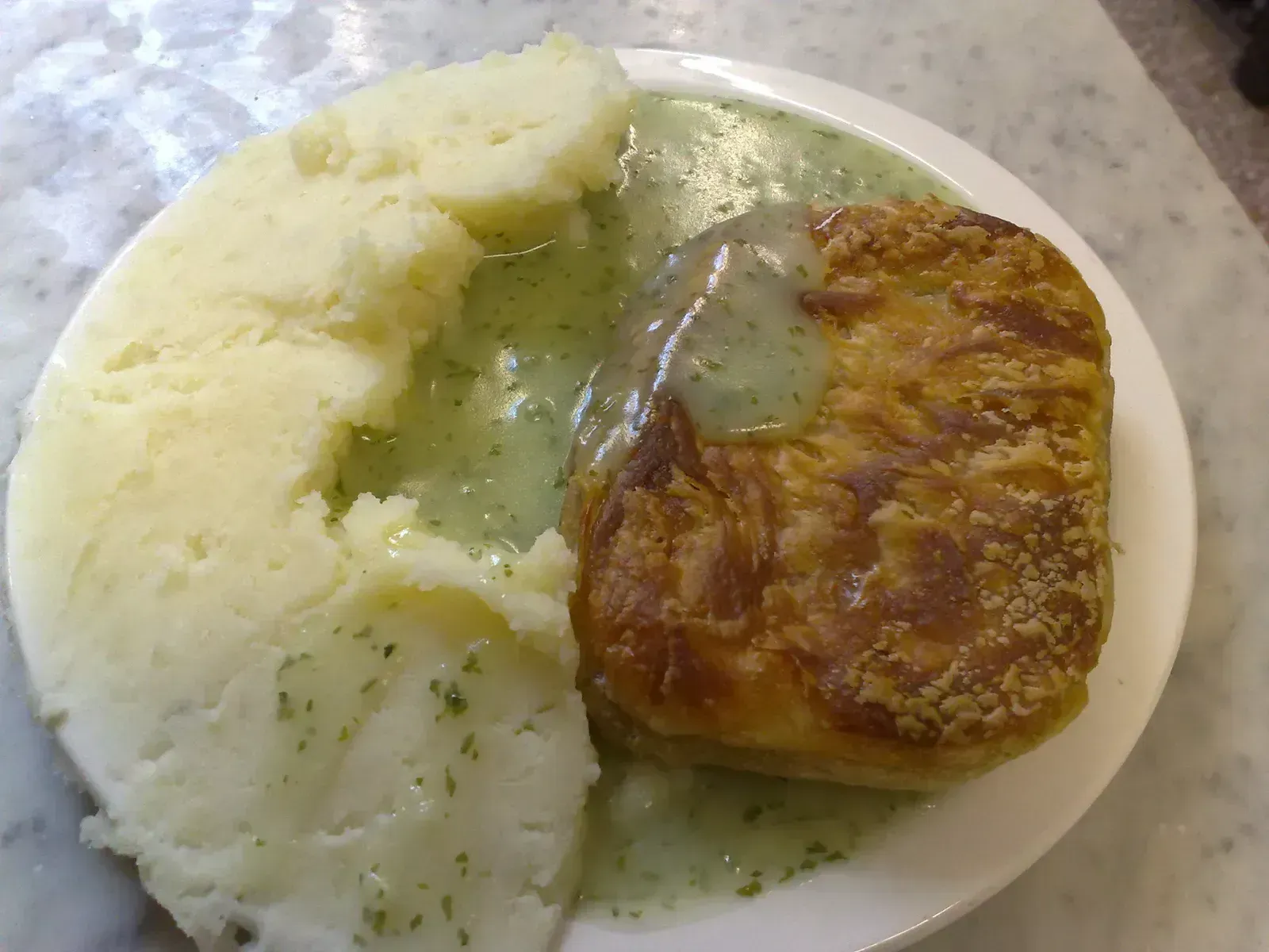 10. Pie and Mash with Liquor (Image Credits: Wikimedia)