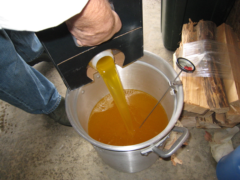 Peanut Oil: The Asian Kitchen Essential (image credits: By emilee rader from Lansing, MI, USA, CC BY-SA 2.0, https://commons.wikimedia.org/w/index.php?curid=20234949)
