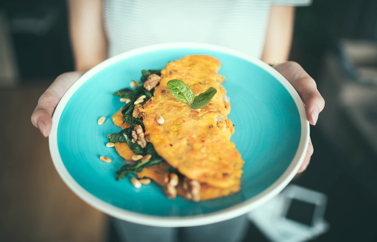 Egg White Omelet with Spinach and Mushrooms (image credits: pixabay)