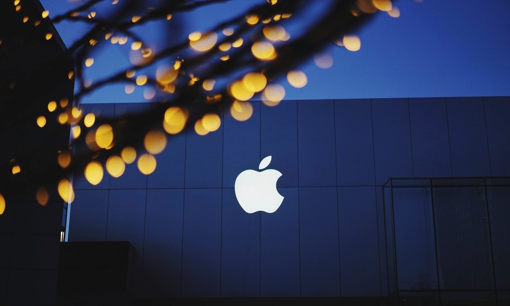 Apple Products and Electronics (image credits: rawpixel)