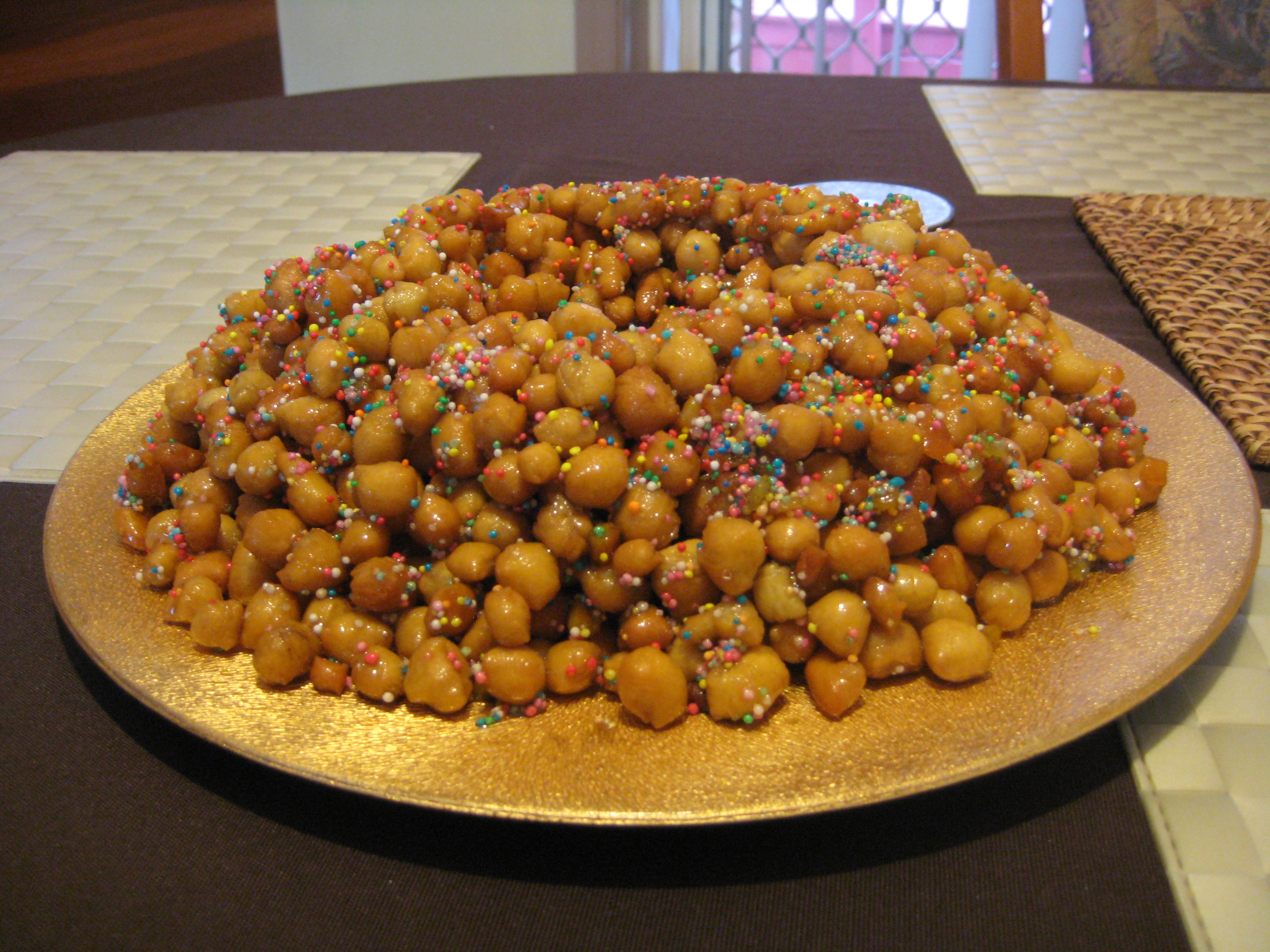Struffoli - The Honey-Glazed Celebration Spheres (image credits: By Steve-081, Public domain, https://commons.wikimedia.org/w/index.php?curid=8854276)