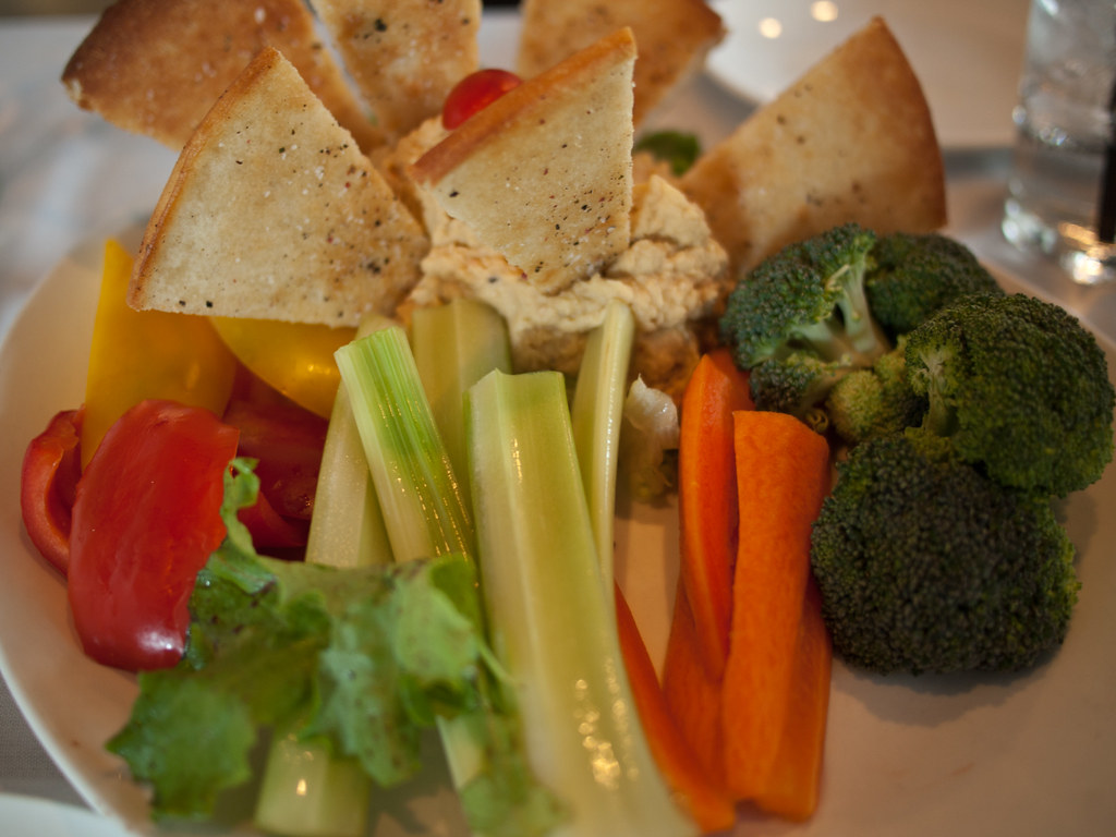Hummus with Vegetable Sticks: The Mediterranean Secret to Healthy Snacking (image credits: flickr)