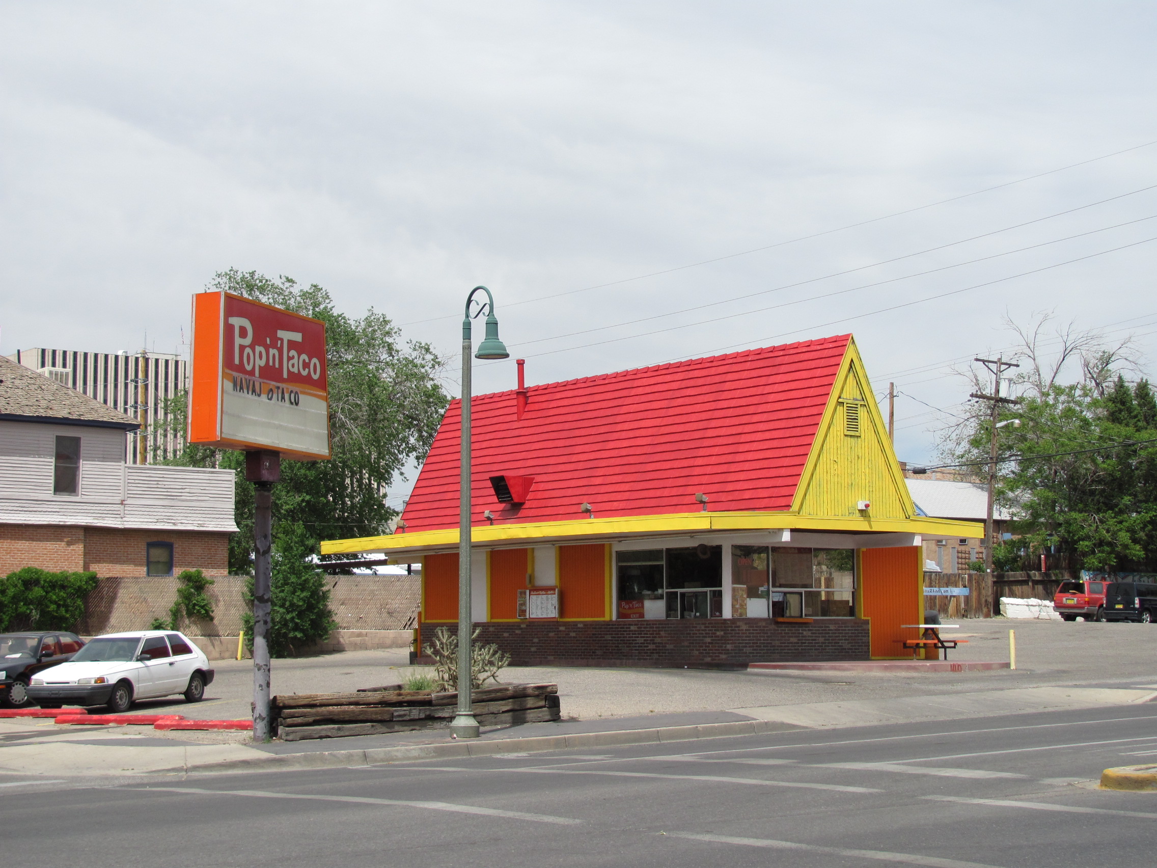 Pup 'N' Taco: The Multicultural Fast Food Pioneer (Image Credits: By John Phelan, CC BY 3.0, https://commons.wikimedia.org/w/index.php?curid=10289690)
