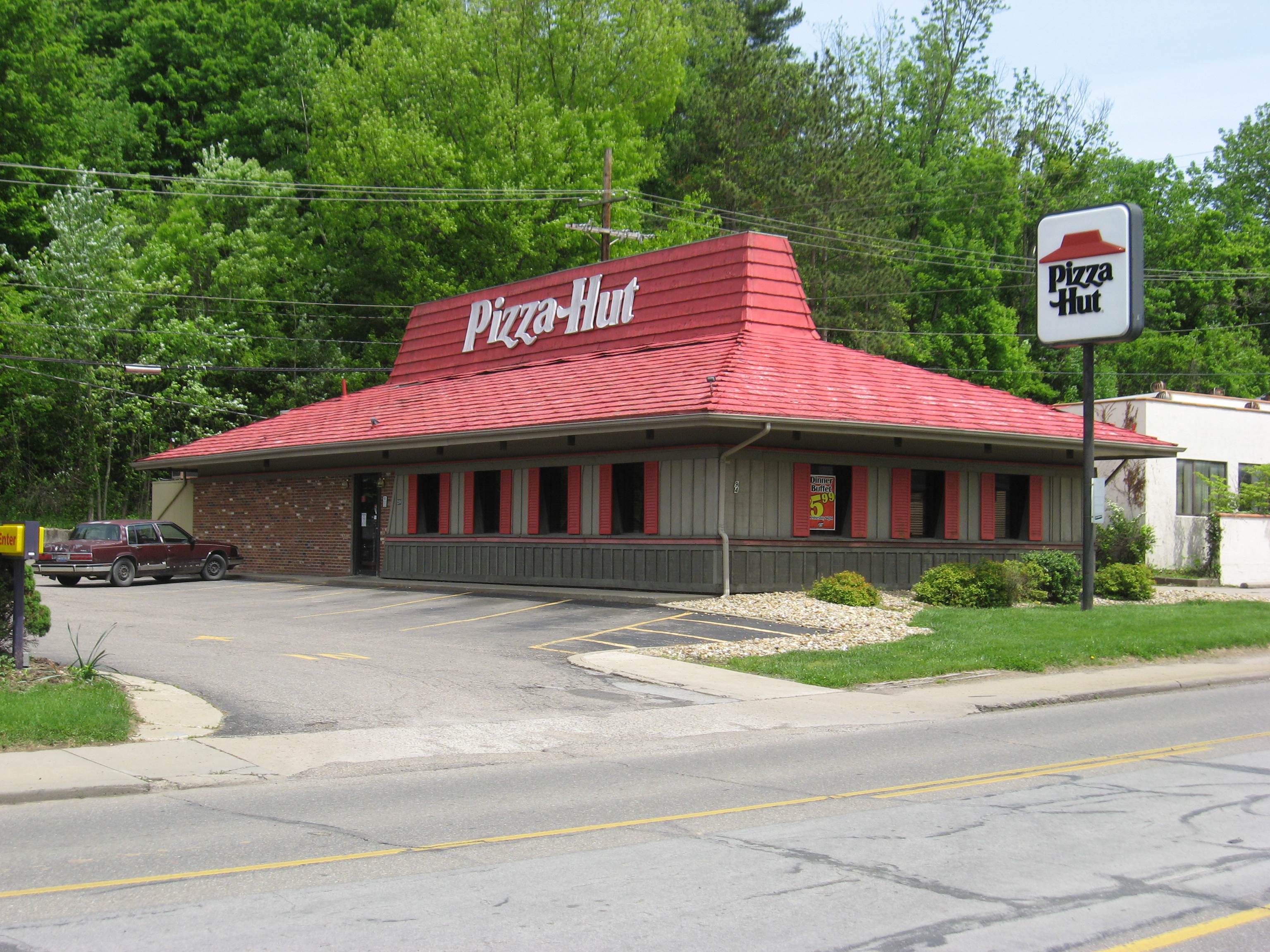 Pizza Hut: Losing Its Slice of the Pie (image credits: wikimedia)