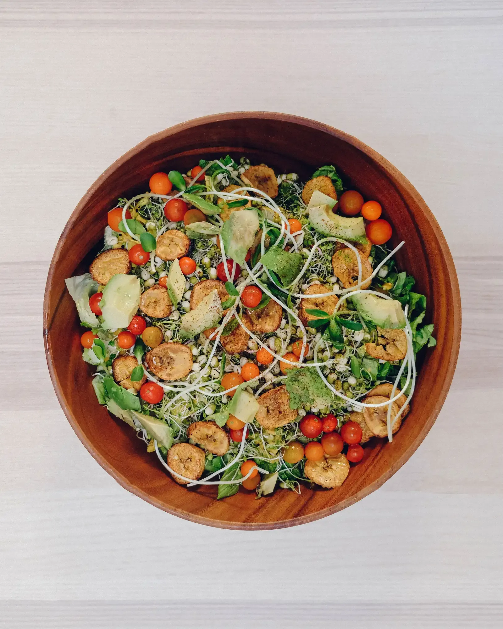 The Wooden Salad Bowl: More Than Just a Container (Image Credits: Wikimedia)