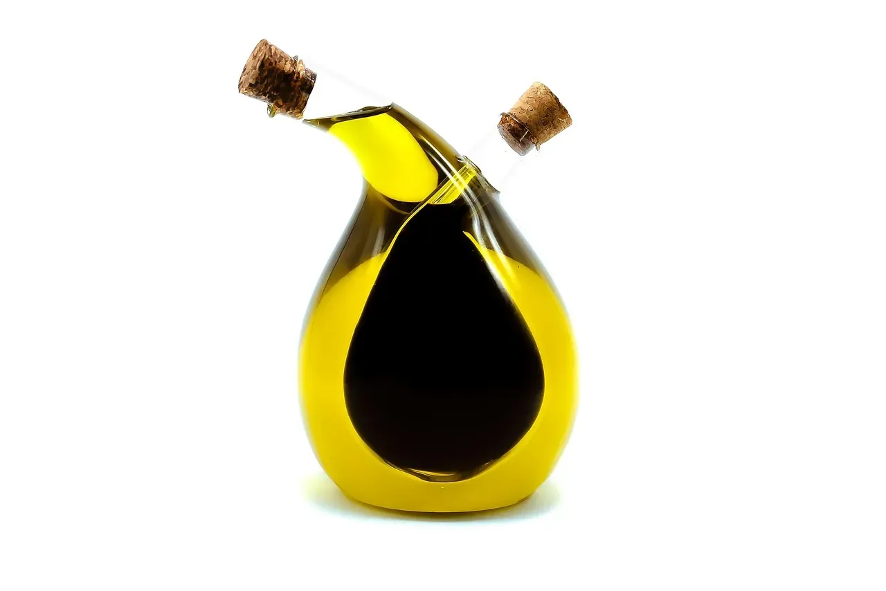 White Vinegar: The Self-Preserving Acid (Image Credits: Pixabay)