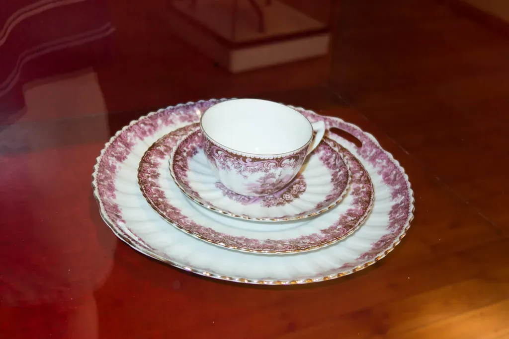 Herend Porcelain: Hungarian Heritage and Hand-Painting (Image Credits: Flickr)