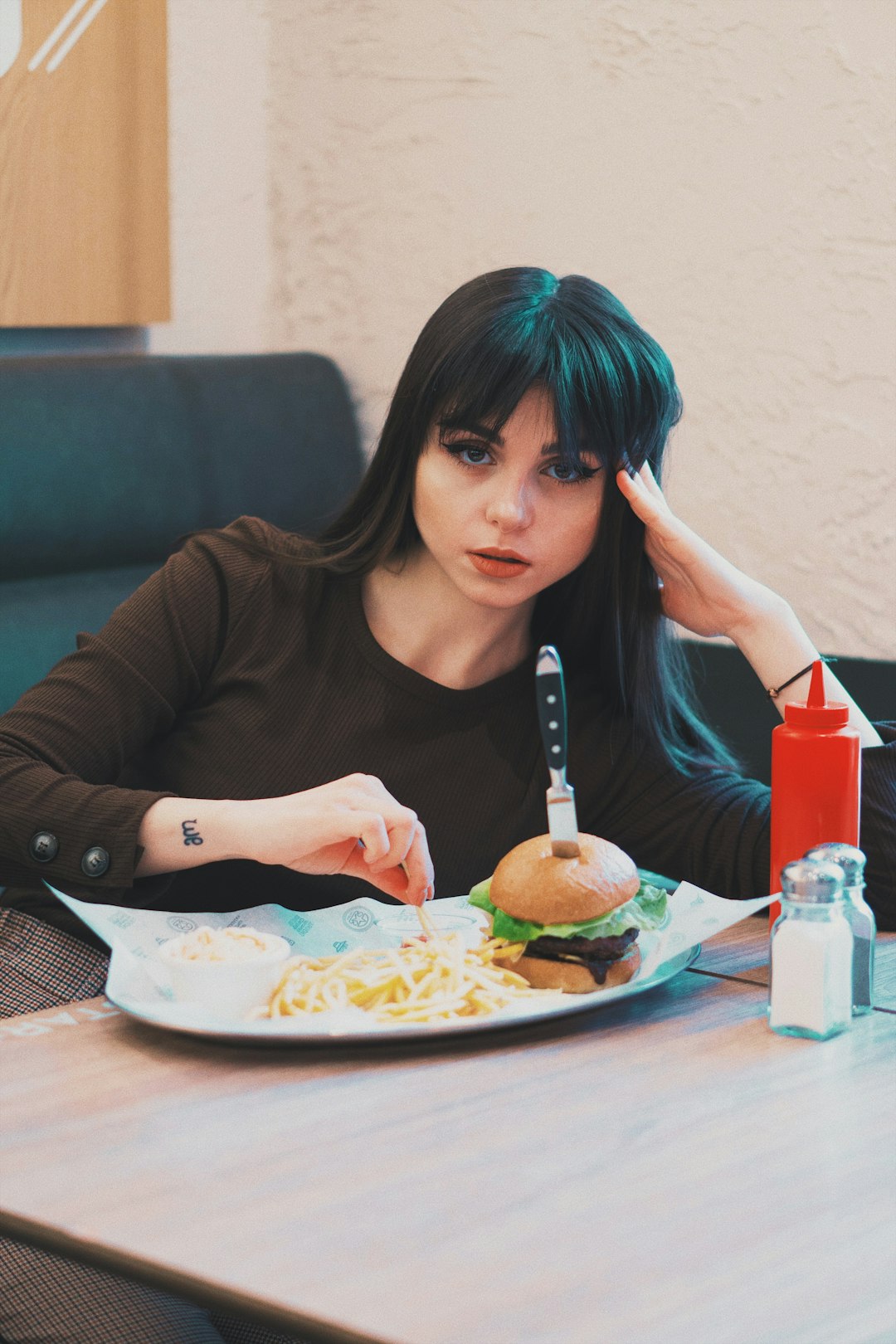 Distracted Eating Dangers (image credits: unsplash)