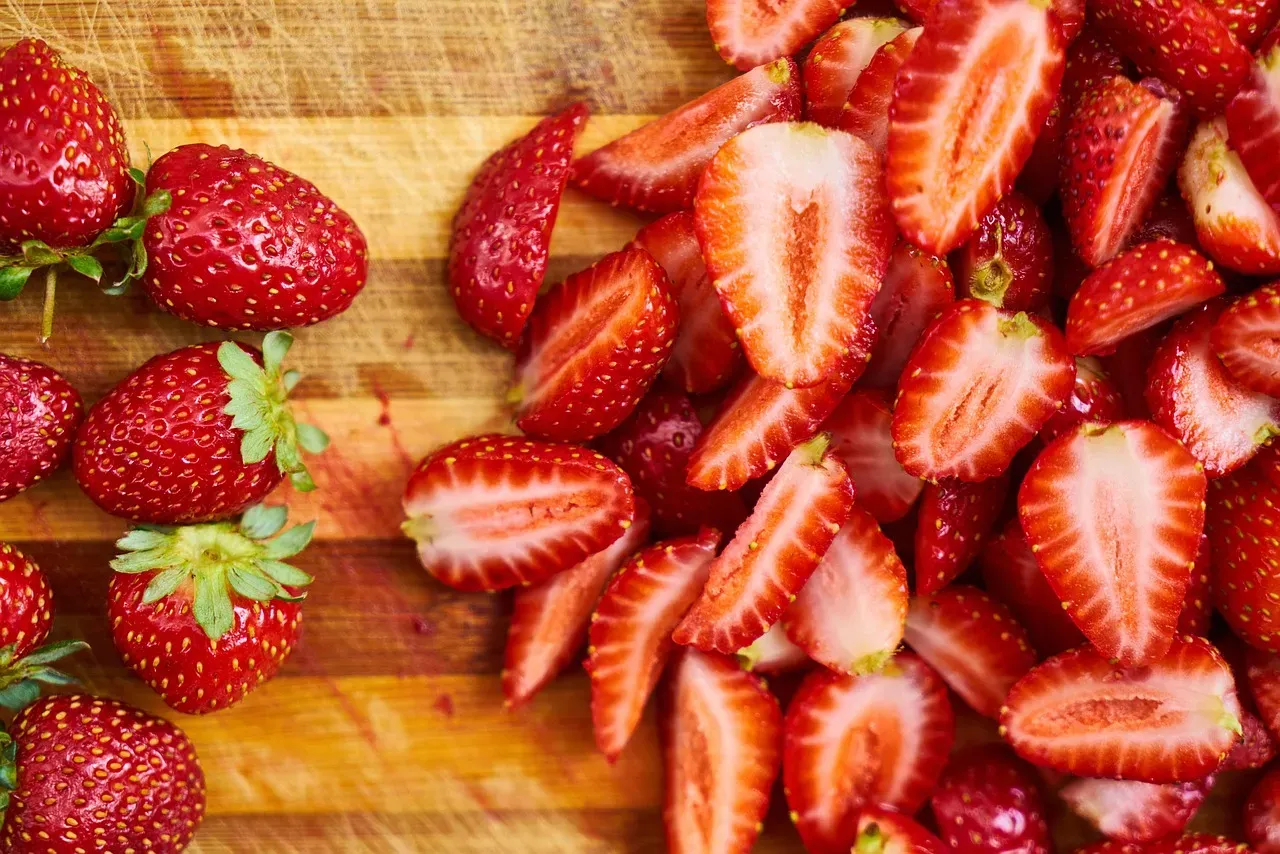 5. Pre-Cut and Packaged Produce: Paying for Convenience You Could Do Yourself (Image Credits: Pixabay)