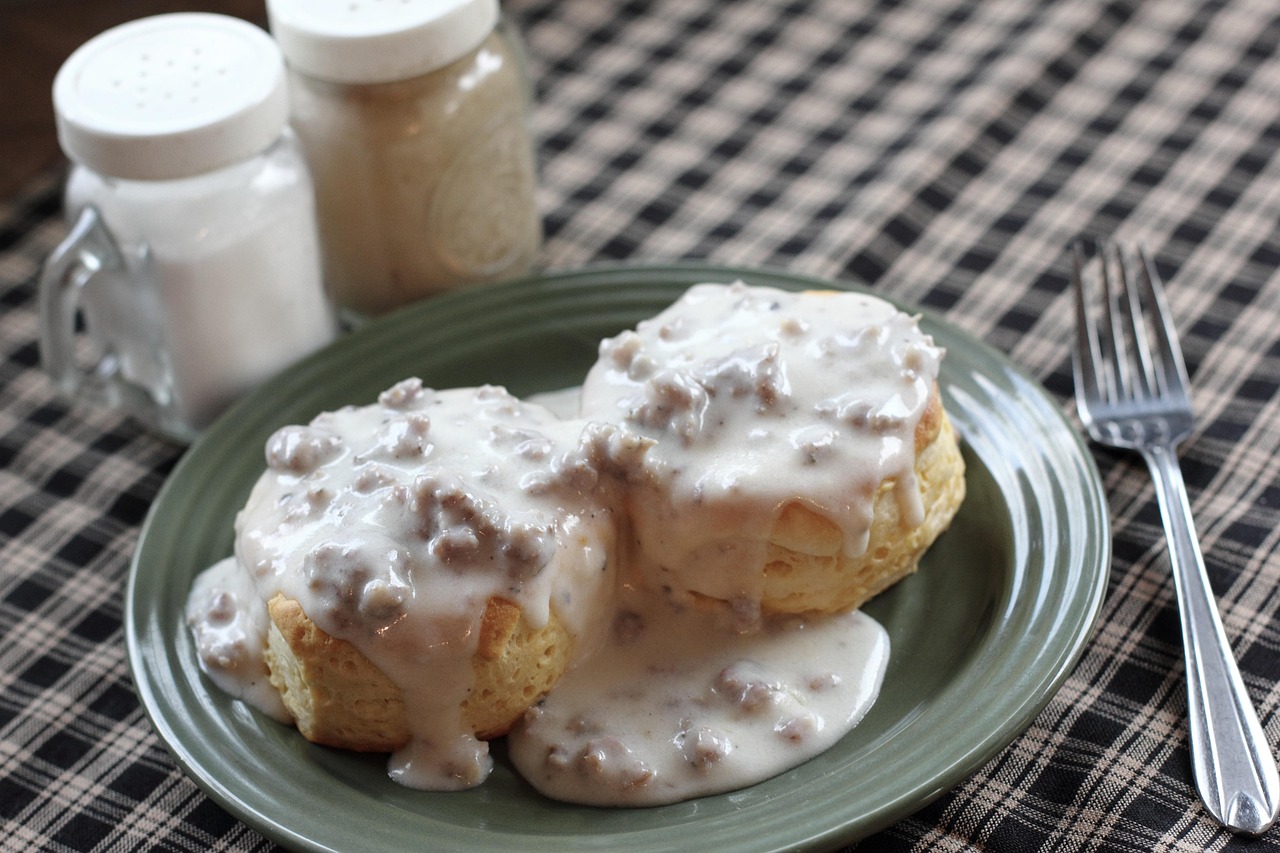 Biscuits and Gravy: The Breakfast That Breaks Rules (image credits: pixabay)
