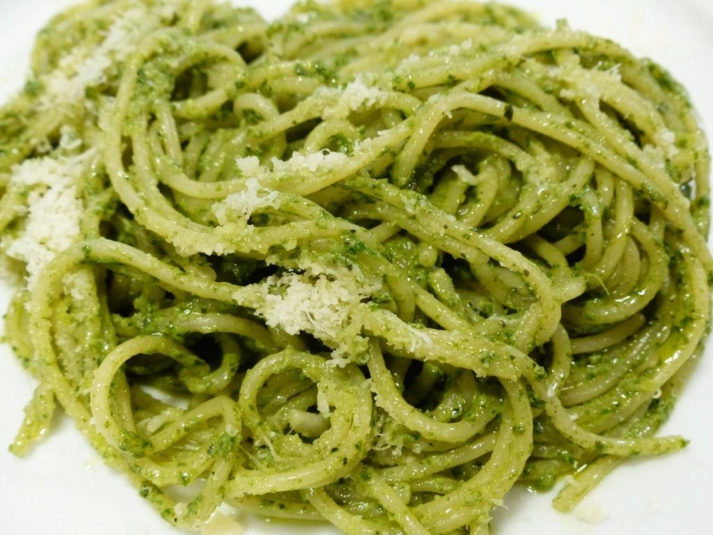 The Pesto Revolution: When Green Sauce Became Mainstream (Image Credits: Rawpixel)
