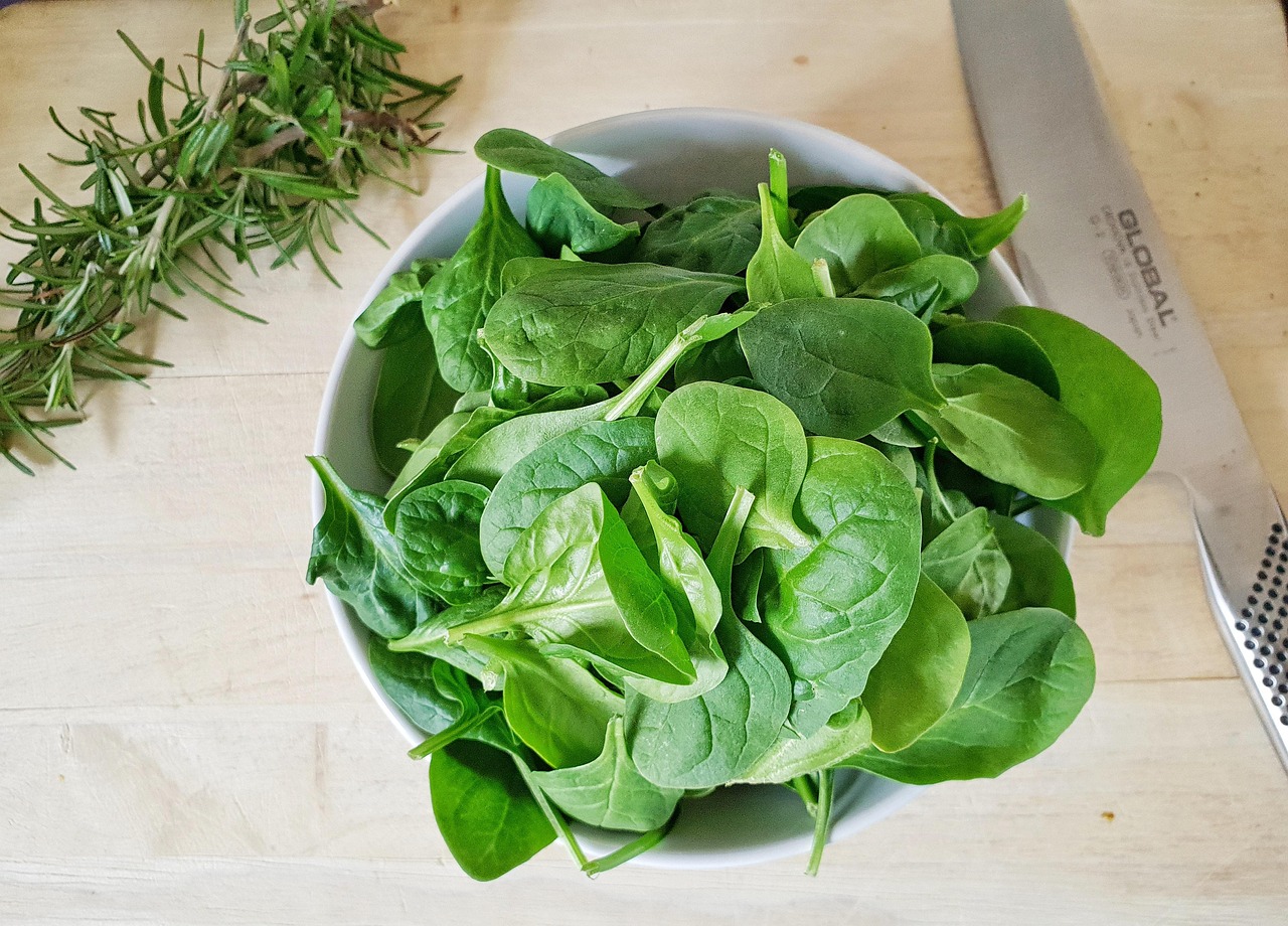 9. Spinach: A Green Powerhouse of Vitamins and Minerals (image credits: pixabay)