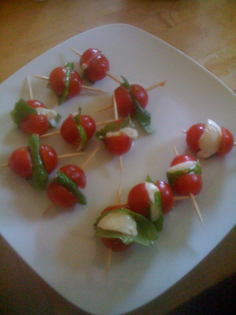 Cherry Tomatoes with Mozzarella: The Italian-Inspired Option (image credits: flickr)