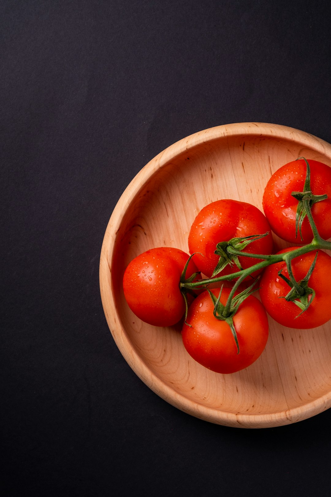Tomatoes: Nature’s Acidic Gem (image credits: unsplash)