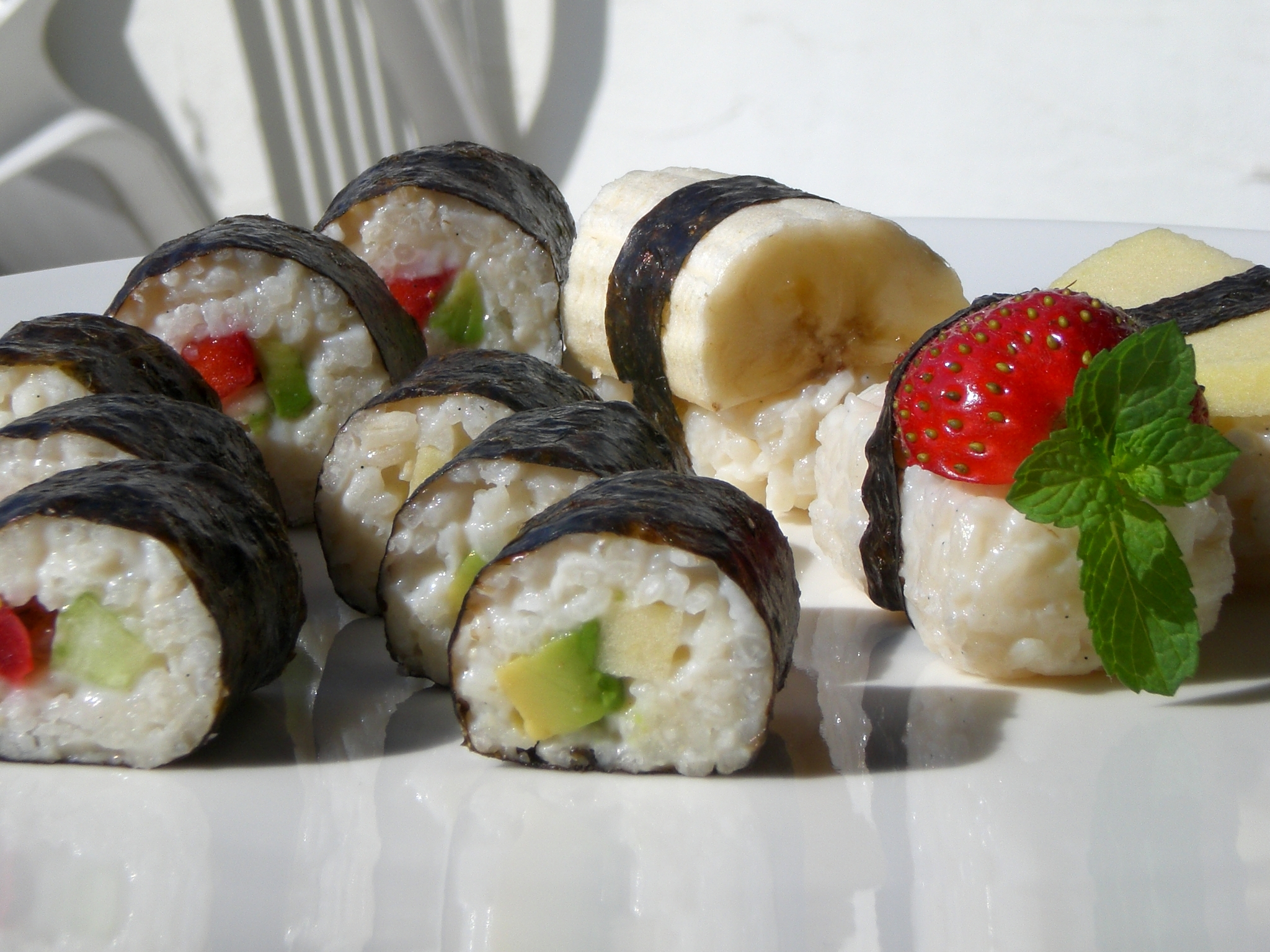 Banana Sushi That Looks Too Cool to Ignore (image credits: wikimedia)