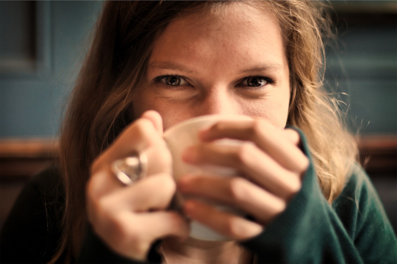 Drinking Too Much Coffee or Tea with Meals (image credits: pixabay)