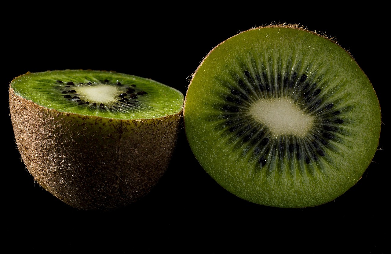 Kiwi: Little Green Powerhouses for Skin Repair (image credits: pixabay)