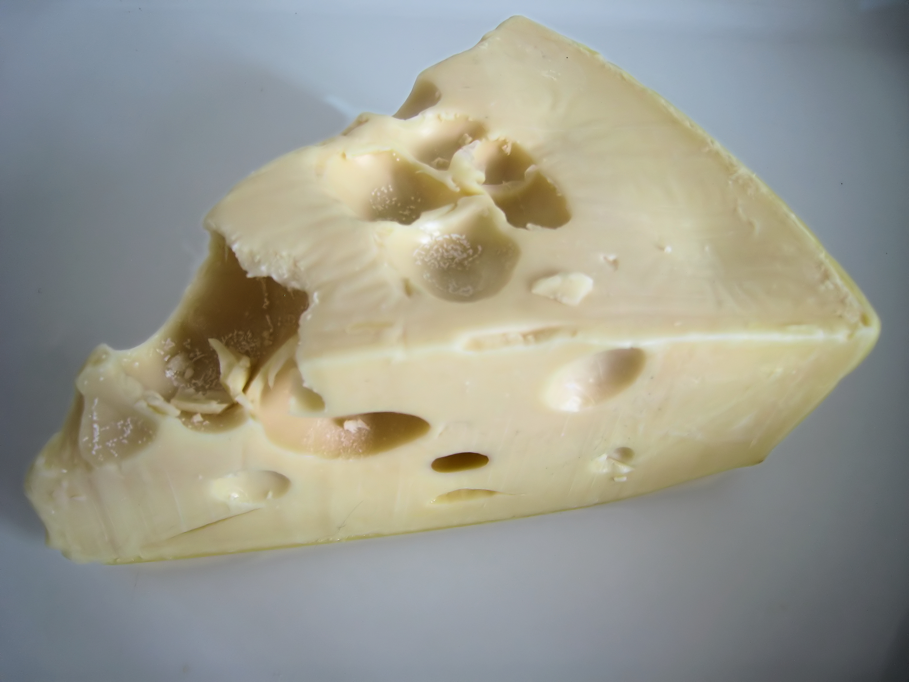 Swiss (Emmental) - The Protein Powerhouse (Image Credits: Wikimedia)