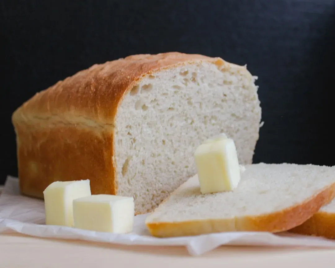 Pane (Bread): The Refined Carbohydrate Culprit (Image Credits: Unsplash)