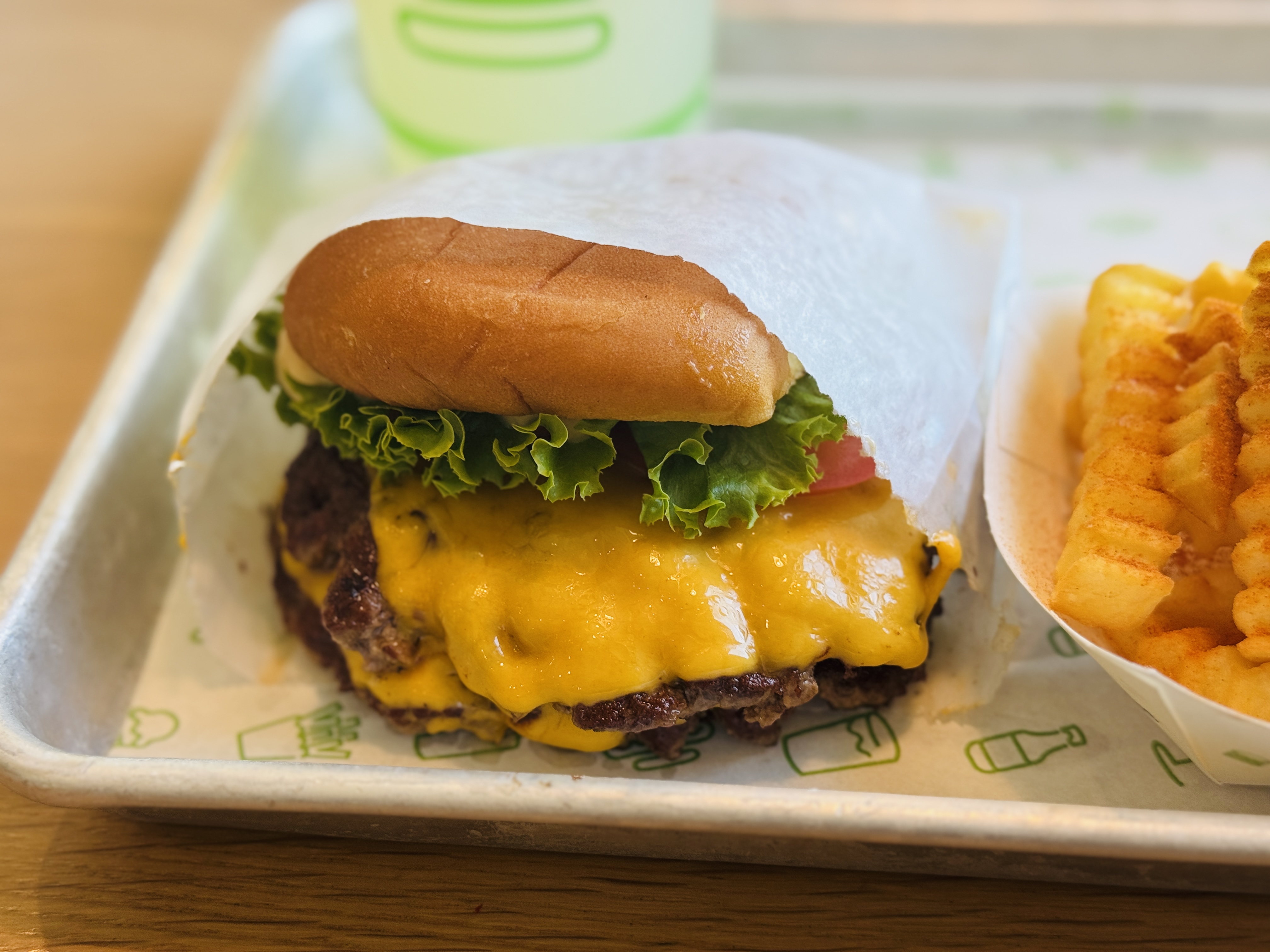 Shake Shack: Premium Prices for Fast Food Quality (Image Credits: By Missvain, CC0, https://commons.wikimedia.org/w/index.php?curid=173411195)