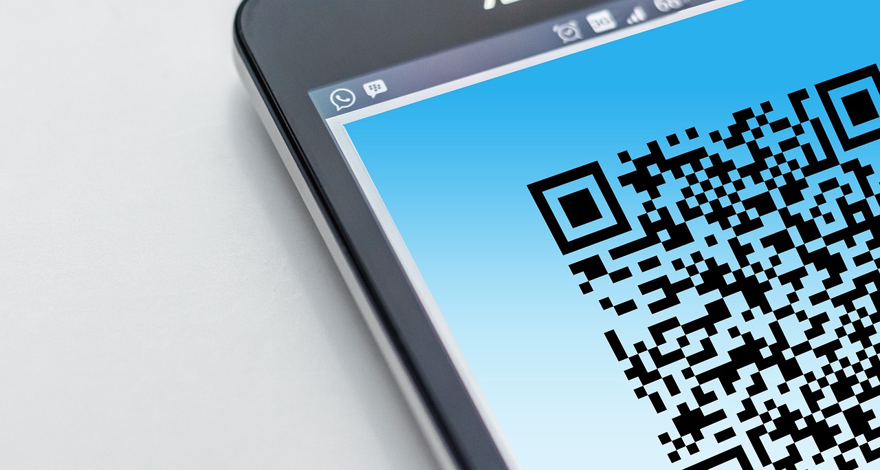 Tech-Enabled Smart Shelves and QR Code Integration (image credits: pixabay)