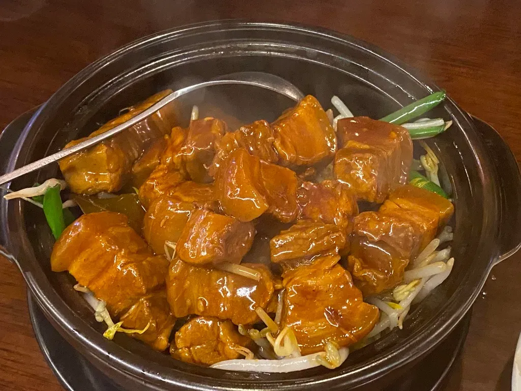 5. Slow Cooking Concentrates and Deepens Everything (Image Credits: Wikimedia)