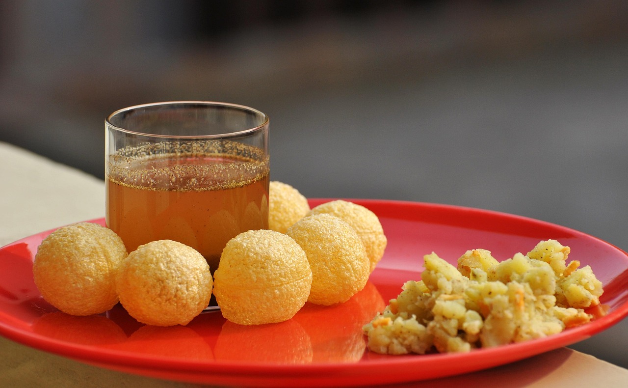 Mumbai's Pani Puri - Flavor Bombs in Your Palm (image credits: pixabay)